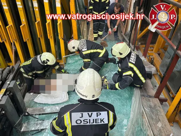 Izvlačenja radnika na kojeg je pala staklena stijena