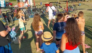 VINKOVCIU povodu Međunarodnog dana mladih članovi GD Crvenog križa Vinkovci na kupalištu Banji dijelili su djeci i mladima promotivne materijale s preporukama o zaštiti od vrućina i podsjetnicima prve pomoćikolovoz 2025.