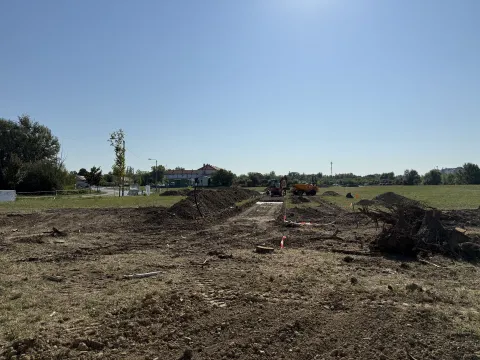 SLAVONSKI BRODPolovinom srpnja 2025. godine započeli su radovi na prvoj fazi izgradnje i opremanja dijela arboretumske zone u sklopu Tvrđave Brod. Riječ je o projektu koji je dio šireg plana razvoja Botaničkog vrta, prvog takvog sadržaja u cijeloj Slavoniji,kolovoz 2025.