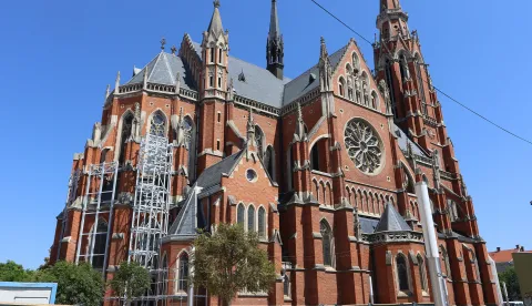 Osijek, 13. 08. 2025, Župni ured. Potpisivanje ugovrora o dodjeli pomoći za obnovu konkatedreale. Ugovor potpisali, županica Nataša Tramišaki i vlč. Matej Glavica, župnik Župe Sv. Petra i Pavla.snimio GOJKO MITIĆ
