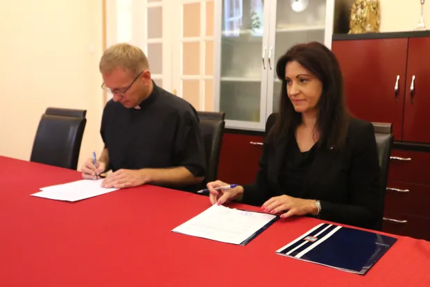 Osijek, 13. 08. 2025, Župni ured. Potpisivanje ugovrora o dodjeli pomoći za obnovu konkatedreale. Ugovor potpisali, županica Nata&scaron;a Trami&scaron;aki i vlč. Matej Glavica, župnik Župe Sv. Petra i Pavla.snimio GOJKO MITIĆ