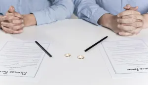 Unhappy young couple quarrelling indoor, aggressive angry boyfriend shouting at offended sad wife, lady with arms crossed. Constant family conflicts. Horizontal photo banner for website header designrazvod freepik