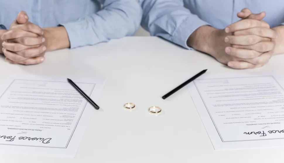 Unhappy young couple quarrelling indoor, aggressive angry boyfriend shouting at offended sad wife, lady with arms crossed. Constant family conflicts. Horizontal photo banner for website header designrazvod freepik