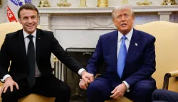epa11922015 US President Donald Trump (R) meets with French President Emmanuel Macron (L) at the Oval Office of the White House in Washington, DC, USA, 24 February 2025. EPA/LUDOVIC MARIN/POOL