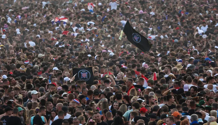 Zagreb, 05.07.2025 - Koncert Marka Perkovića Thompsona na zagrebačkom Hipodromu. Na slici zastave HOS-a u mnoštvu ljudi na hipodromu.foto HINA/ Damir SENČAR/ ds