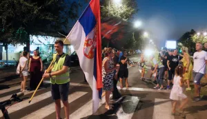 Beograd, 13.8.2025.- prosvjednika, te najmanje ?etiri policajca, ozlije?eno je u utorak nave?er u Vrbasu i Ba?koj Palanci tijekom protuvladinih prosvjeda na kojima su, prema izvje??ima pojedinih medija i snimkama s dru?tvenih mre?a, prista?e vladaju?e Srpske napredne stranke (SNS) zasule skupine studenata i gra?ana pirotehnikom i raznim predmetima. Foto: HINA/ FoNet/ Zoran Mr?a/ ua