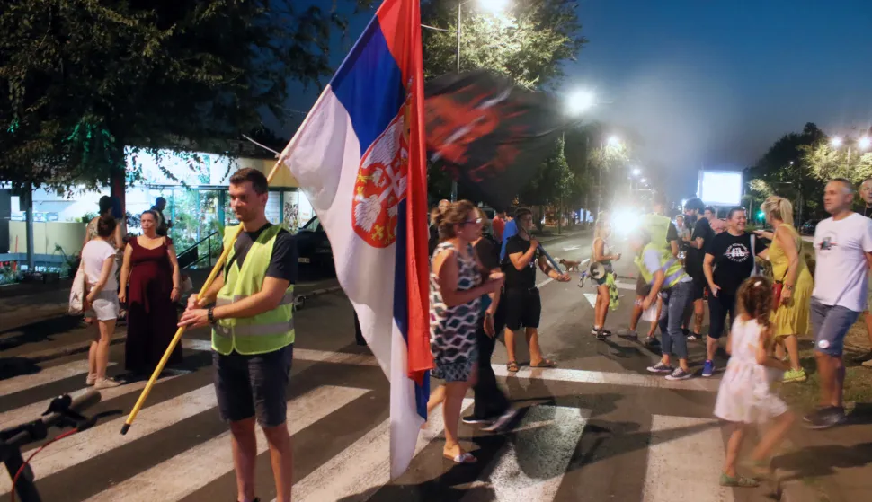 Beograd, 13.8.2025.- prosvjednika, te najmanje ?etiri policajca, ozlije?eno je u utorak nave?er u Vrbasu i Ba?koj Palanci tijekom protuvladinih prosvjeda na kojima su, prema izvje??ima pojedinih medija i snimkama s dru?tvenih mre?a, prista?e vladaju?e Srpske napredne stranke (SNS) zasule skupine studenata i gra?ana pirotehnikom i raznim predmetima. Foto: HINA/ FoNet/ Zoran Mr?a/ ua