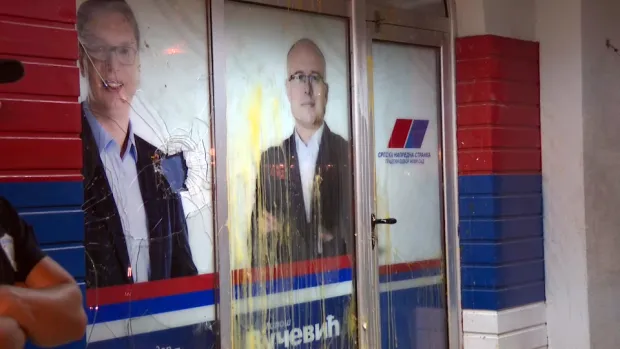 Beograd, 13.8.2025.- prosvjednika, te najmanje ?etiri policajca, ozlije?eno je u utorak nave?er u Vrbasu i Ba?koj Palanci tijekom protuvladinih prosvjeda na kojima su, prema izvje??ima pojedinih medija i snimkama s dru?tvenih mre?a, prista?e vladaju?e Srpske napredne stranke (SNS) zasule skupine studenata i gra?ana pirotehnikom i raznim predmetima. Foto: HINA/ FoNet/ Zoran Mr?a/ ua