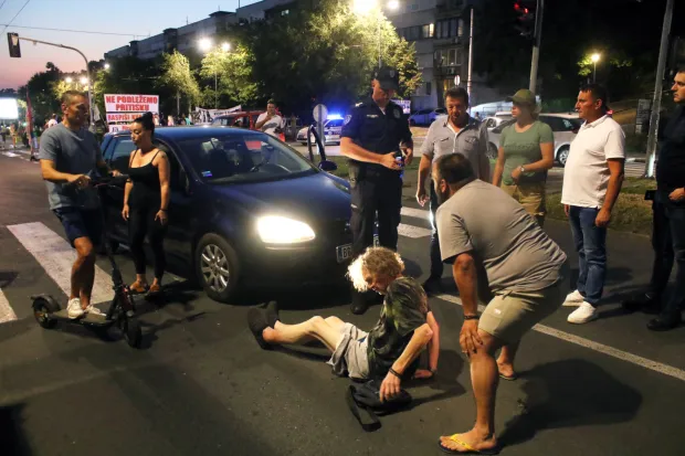 Beograd, 13.8.2025.- prosvjednika, te najmanje ?etiri policajca, ozlije?eno je u utorak nave?er u Vrbasu i Ba?koj Palanci tijekom protuvladinih prosvjeda na kojima su, prema izvje??ima pojedinih medija i snimkama s dru?tvenih mre?a, prista?e vladaju?e Srpske napredne stranke (SNS) zasule skupine studenata i gra?ana pirotehnikom i raznim predmetima. Foto: HINA/ FoNet/ Zoran Mr?a/ ua