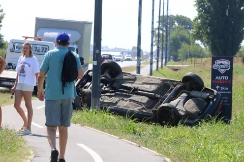 Osijek 14. 08. 2025, Prometna nesreća na Tenjskoj cesti kod bivšeg Ploljoprivrednog fakulteta. Audi završio u kanalu. Vozač audia odvezen u KBC Osijek. Do prometne nesreće došlo je zbog bezobzirnog i nepropisnog pretjecanaj kolone vozila koja se kretala iz pravca Tenje prema Osijeku, kada je volzilo Toyota Raw 4, navodno austriskih registarskih oznaka zakvačila vozilo Audi, i zatim pobjeglo s mjesta nesreće. Policija, hitna, u očekivanju očevida...snimio GOJKO MITIĆ