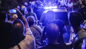 Beograd, 14.8.2025.- gradova Srbije u srijedu nave?er popri?te je sukoba policije i protuvladinih prosvjednika koji opsjedaju lokalna sjedi?ta vladaju?e Srpske napredne stranke (SNS) zbog nasilja njihovih prista?a protiv gra?ana na ranijim demonstracijama ispred strana?kih prostorija u dva vojvo?anska grada. Na slici prosvjed u Pan?evu. foto HINA/ FoNet/ Relja Jarkova?ki/ ua