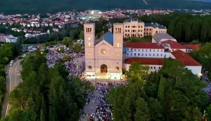 ?iroki Brijjeg, 14.8.2025.- ?iroki Brijjeg tijekom mise devetnice uo?i blagdana Velike Gospe 15. kolovoza. foto HINA/ Marija ?ESTAN/ ua