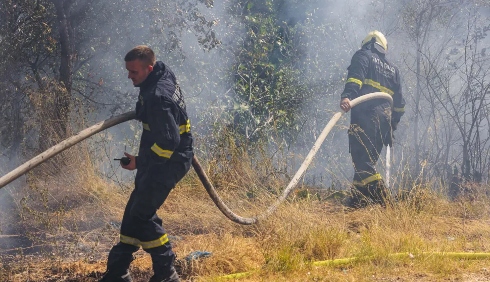 Solin, Klis, 11.08.2024. - Tijekom poslijepodneva buknuo je veliki požar između Solina i Klisa. Na terenu su brojna vatrogasna društva i kanaderi.foto HINA/ Miroslav LELAS/ lm