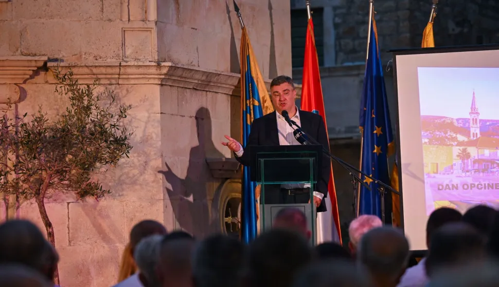 Jelsa, 14.08.2025. - Predsjednik Republike Zoran Milanović sudjelovao je na svečanoj sjednici Općinskog vijeća Općine Jelsa povodom obilježavanja Dana Općine Jelsa i blagdana Velike Gospe. foto HINA/ Ured predsjednika Republike Hrvatske/Dario Andri&scaron;ek/ ml