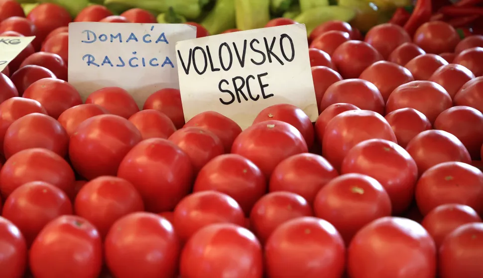 Osijek, 12. 08. 2025., Glavna tržnica, pija, ponuda, ljeto, cijene, ponuda, rajčica; rajčice; paradajzSNIMIO BRUNO JOBST