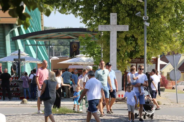 Aljmaš, 15. 08. 2025, Aljmaš, svetište, Blagdan Velike Gopse, vjernici, svečenici.snimio GOJKO MITIĆ