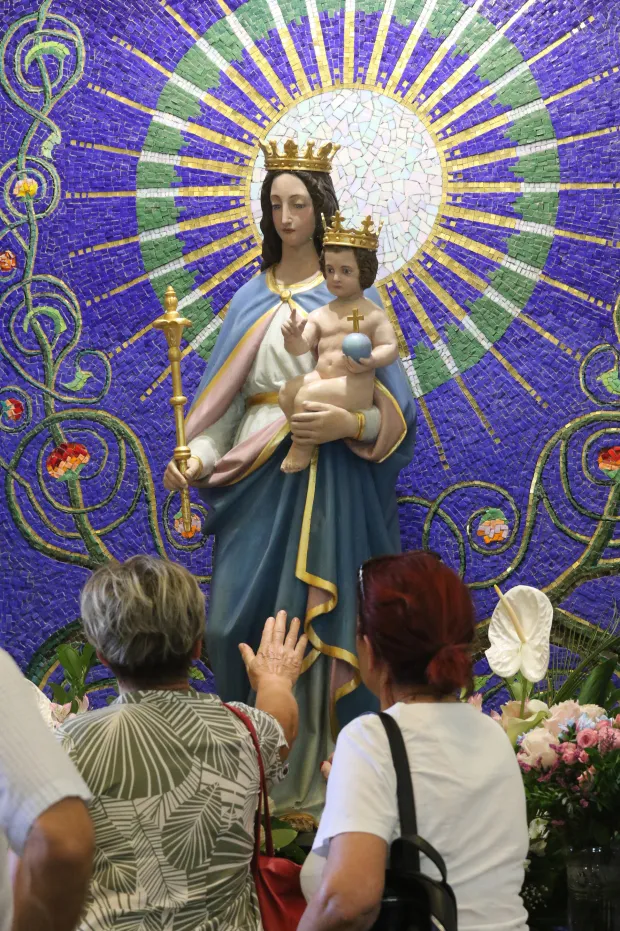 Aljmaš, 15. 08. 2025, Aljmaš, svetište, Blagdan Velike Gopse, vjernici, svečenici.snimio GOJKO MITIĆ