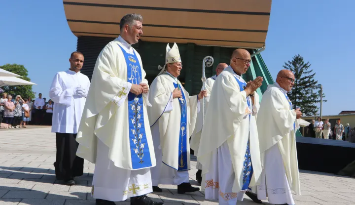 Aljmaš, 15. 08. 2025, Aljmaš, svetište, Blagdan Velike Gopse, vjernici, svečenici. Tomislav Ćurić, Đuro Hranić...snimio GOJKO MITIĆ