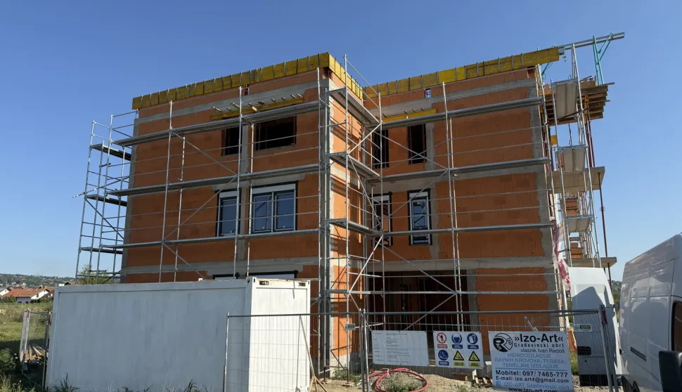 SLAVONSKI BROD - U Ulici Vida Došena u tijeku je izgradnja dviju novih stambenih zgrada koje će ukupno imati deset stanova – po pet u svakoj zgradi.KOLOVOZ 2025.