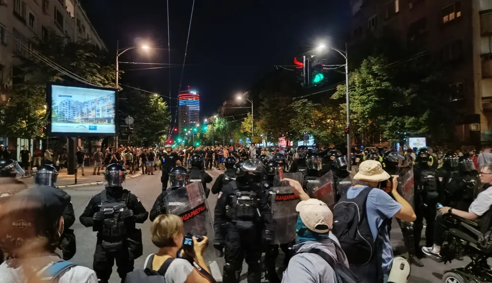 Beograd, 14.08.2025. - Protuvladini prosvjedi u Srbiji traju u četvrtak treći dan zaredom s tisućama ljudi na ulicama gradova diljem zemlje. foto HINA/ FoNet/ Aleksa Petrovski/ ml