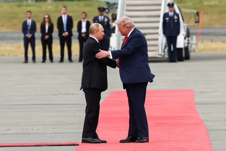 U.S. President Donald Trump shakes hand with Russian President Vladimir Putin, as they meet to negotiate for an end to the war in Ukraine, at Joint Base Elmendorf-Richardson in Anchorage, Alaska, U.S., August 15, 2025. REUTERS/Kevin Lamarque Photo: KEVIN LAMARQUE/REUTERS