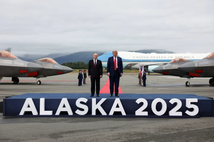 U.S. President Donald Trump stands with Russian President Vladimir Putin, as they meet to negotiate for an end to the war in Ukraine, at Joint Base Elmendorf-Richardson in Anchorage, Alaska, U.S., August 15, 2025. REUTERS/Kevin Lamarque  TPX IMAGES OF THE DAY Photo: KEVIN LAMARQUE/REUTERS