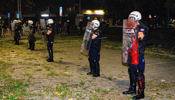 Beograd, 15.8.2025.- Policija i ?andarmerija s vozilima za razbijanje demonstracija intervenirali su u petak nave?er protiv prosvjednika u sredi?tu Beograda gdje se, kao i u jo? nekoliko srbijanskih gradova, odr?avaju nove protuvladine demonstracije. Na slici policija tijekom prosvjeda u Pan?evu. foto HINA/ FoNet/ Relja Jarkova?ki/ ua