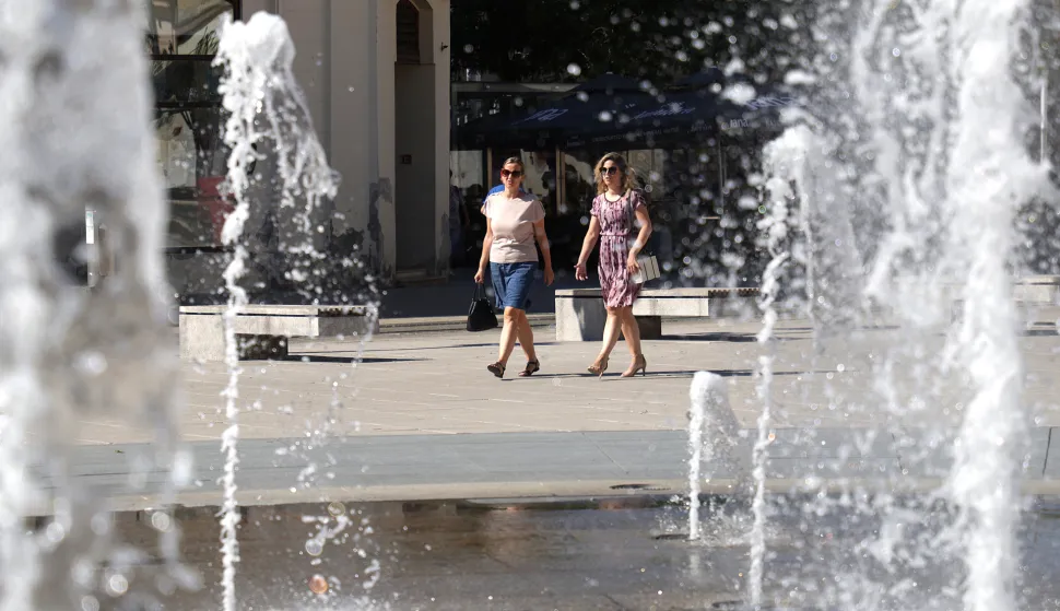 Osijek, 07. 08. 2024., Trg A. Starčevića, Osijek ujutro, jutarnji ritual, šetnja, ljudi, vrućinaSNIMIO BRUNO JOBST