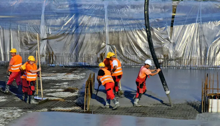 slavonija...vinkovci...18.06.2020.radovi na gradilistu nove zgrade gradske knjiznice i citaonice, koja se gradi na istom mjestu, u domovinskom ratu potpuno unistene, tadasnje knjiznice; na fotki - betoniranje donje ploce i ugradnja 30.000 tona betona odvijalo se bez prekida 30 sati; foto Gordan Panić