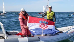 Jedrenje: Josip Tafra dvostruki europski prvakMARSTRAND, 17. kolovoza 2025. (Hina) - Nakon &scaron;to je prije samo jedanaest dana osvojio srebrnu medalju i titulu viceprvaka svijeta u juniorskoj konkurenciji, mladi splitski jedriličar Josip Tafra (18) iz Jedriličarskog kluba Labud ostvario je povijesni uspjeh &ndash; zlatnu medalju na Europskom prvenstvu u klasi ILCA 6.foto Robertino &Scaron;alinović