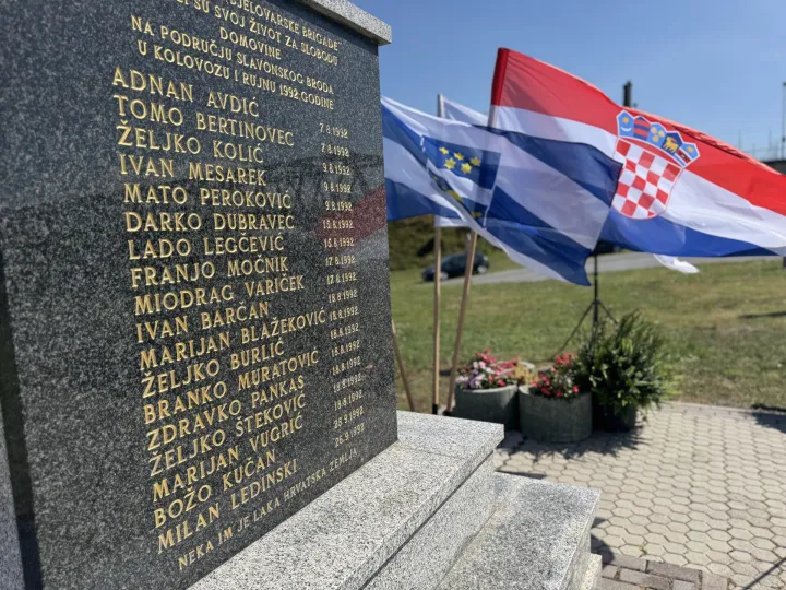 Slavonski Brod, 18.08.2025. - U povodu obilježavanja 33. obljetnice pogiblje pripadnika 105. bjelovarske brigade na području Slavonskog Borda, u ponedjeljak je održana komemoracija uz polaganje vijenaca kod spomenika poginulim braniteljima ispod Savskog mosta u Slavonskom Brod. foto HINA/ Irena VUKAS/ tm