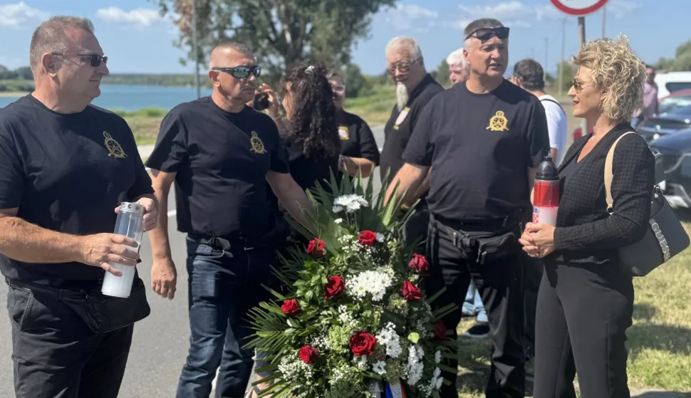 Slavonski Brod, 18.08.2025. - U povodu obilježavanja 33. obljetnice pogiblje pripadnika 105. bjelovarske brigade na području Slavonskog Borda, u ponedjeljak je održana komemoracija uz polaganje vijenaca kod spomenika poginulim braniteljima ispod Savskog mosta u Slavonskom Brod. foto HINA/ Irena VUKAS/ tm