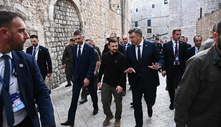 09.10.2024., Dubrovnik, Predsjednik Ukrajine Volodimir Zelenski, predsjednik Vlade RH Andrej Plenkovic i gradonačelnik Mato Frankovic prosetali su Stradunom do Palaca Sponza gdje se nalazi Muzej branitelja Photo: Grgo Jelavic/PIXSELL