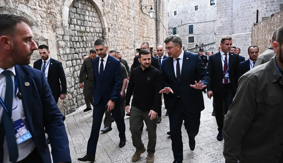 09.10.2024., Dubrovnik, Predsjednik Ukrajine Volodimir Zelenski, predsjednik Vlade RH Andrej Plenkovic i gradonačelnik Mato Frankovic prosetali su Stradunom do Palaca Sponza gdje se nalazi Muzej branitelja Photo: Grgo Jelavic/PIXSELL