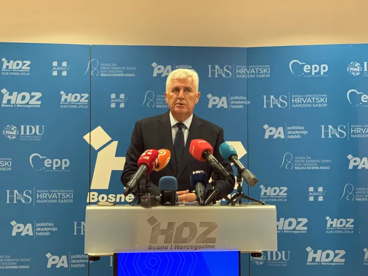 Mostar, 21.07.2025. - Predsjednik HDZ-a Bosne i Hercegovine Dragan Čović zauzeo se za što skorije zatvaranje Ureda visokog međunarodnog predstavnika u zemlji, smatra da bi to natjeralo domaće političare da donose teške odluke, uključujući izmjene Izbornog zakona, na čemu Hrvati već dugo inzistiraju. Na fotografiji Dragan Čović. foto HINA/ Zoran KREŠIĆ/ tm