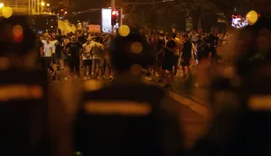 epa12308786 Protesters chant in front of riot police officers during an anti-government protest in Belgrade, Serbia, 18 August 2025. Violent clashes broke out between anti-government protesters, supporters of the ruling Serbian Progressive Party (SNS), and police. EPA/ANDREJ CUKIC