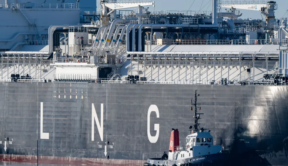 24 February 2024, Mecklenburg-Western Pomerania, Sassnitz-Mukran: The almost 300-metre-long "Energos Power" enters the port of Mukran accompanied by tugboats. A special ship intended for R?gen as a floating terminal for liquefied natural gas (LNG) has reached the port of Mukran. The ship has reached the industrial port and moored at a prepared berth, the future operator of the terminal, Deutsche Regas, announced on Saturday morning. According to the information provided, preparations for trial operations have now begun. Photo: Stefan Sauer/dpa Photo: Stefan Sauer/DPA