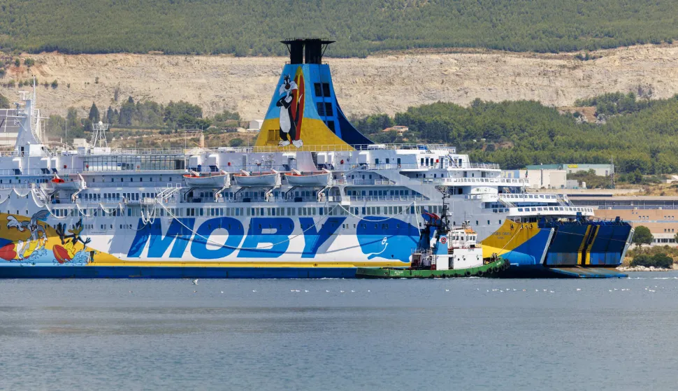 Split, 31.07.2025. - Brod Moby Drea u pratnji četiri remorkera uplovio je u Brodosplit. Radi se o brodu u kojem se nalazi oko 350 tona azbesta kojeg bi radnici Brodosplita trebali ukloniti.foto HINA/ Miroslav Lelas/ lm