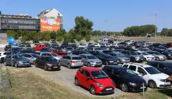 Osijek, 18. 08. 2025, Parking, Parkiralište u Šamačkoj ulici kod Hotela Osijek, popularna rupa, uređeje parkirališta u gradu Osijeku. Uoči uvođenja novog sustava naplate prkinga. Ilustracijasnimio GOJKO MITIĆ