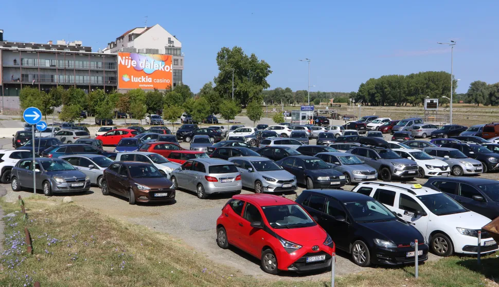 Osijek, 18. 08. 2025, Parking, Parkiralište u Šamačkoj ulici kod Hotela Osijek, popularna rupa, uređeje parkirališta u gradu Osijeku. Uoči uvođenja novog sustava naplate prkinga. Ilustracijasnimio GOJKO MITIĆ