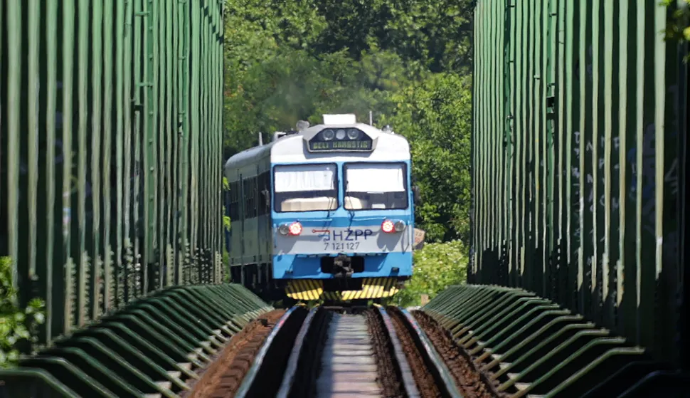 Osijek, 31. 07. 2025., slobodnjak; slobodnjaci; Dravski most; stanica, slobodnjak; slobodnjaci; HŽ; vlak; putnički promet; vlak promet; prijevoz ljudiSNIMIO BRUNO JOBST