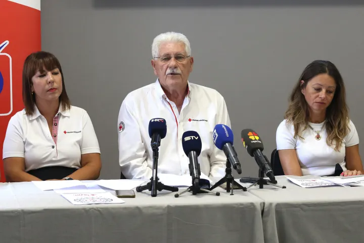 Osijek, 19. 08. 2025, Crveni križ, Petra Preradovića 6, predstavljanje programa 22. ljetne škole mladih Crvenog križa i Programa Youth Vision treninga. Martina Hećimovć, Marko Đukić i Serafina Zelić Kos.snimio GOJKO MITIĆ