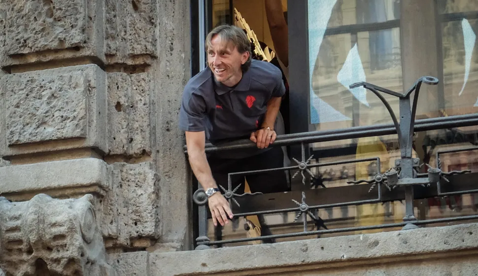 epa12283229 New AC Milan soccer player Croatian Luka Modric greets fans at the Milan Store in Via Dante, Milan, Italy, 4 August 2025. EPA/MATTEO CORNER