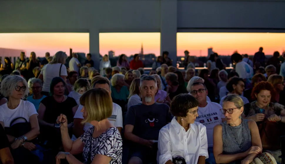 Na krovu Kulturnog centra Osječani slušali bezvremenske stihove Arsena Dedića