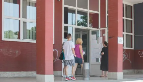 OSIJEK- 16.07.2021., Ispred zgrade Hrvatskog zavoda za zaposljavanje u Osijeku, burza rada, radna mjesta, slobodnjak, ilustracija.Foto: Andrea Ilakovac
