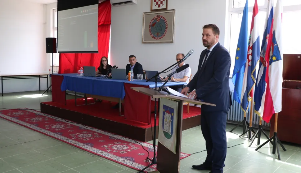 ĐakovoLipanj 2024.Gradsko vijeće, gradonačelnik Marin mandarić 'brani' prijedlog odluke o novim koeficijentima za službenike i namještenika u gradskoj upravi
