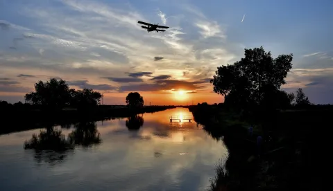epa12311691 (FILE) - An An-2 plane sprays mosquito killing chemical over Lake Tisza, near Kiskore, Hungary, 29 May 2018 (reissued 20 August 2025). The World Mosquito Day was established to commemorate the British physician Sir Ronald Ross, who demonstrated the link between mosquitoes and the transmission of malaria in 1897. It helps raise awareness of the ongoing threat of malaria and other mosquito-borne diseases. EPA/Zsolt Czegledi HUNGARY OUTHUNGARY OUT *** Local Caption *** 54371235