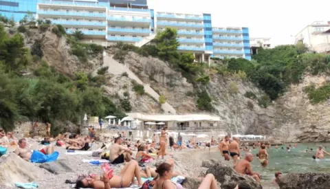 06.08.2015., Dubrovnik - Turisti se kupaju na plazi ispod hotela Bellevue. Photo: Marko Lukunic/PIXSELL------dva stupca novosti