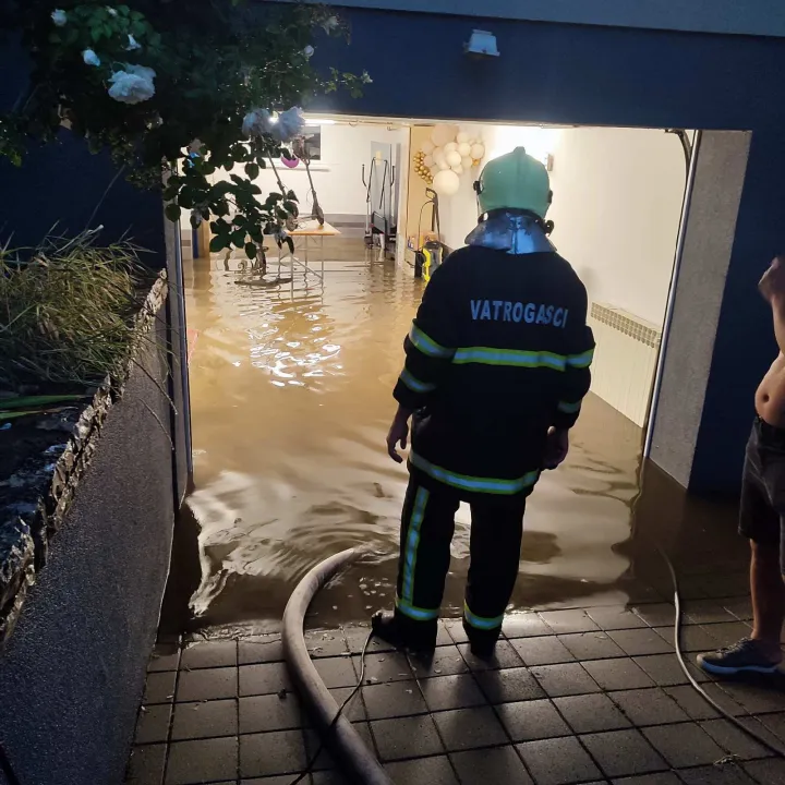Olujno nevrijeme u Osijeku, poplavljeni podrumi