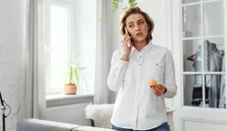 priča na telefon i stoji